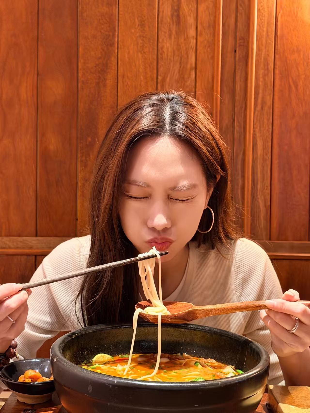 王霏霏晒自留款好店家乡美食大赛 不用纠结旅游吃什么，直接抄王霏霏的作业就行了！从