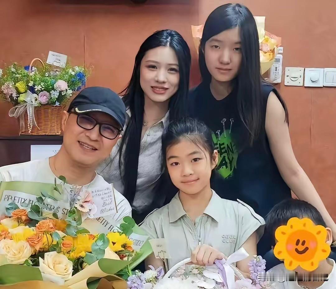 汪峰大女儿小苹果，是5个孩子里最漂亮的一个，唯独她随了母亲的长相和身材，而且越大