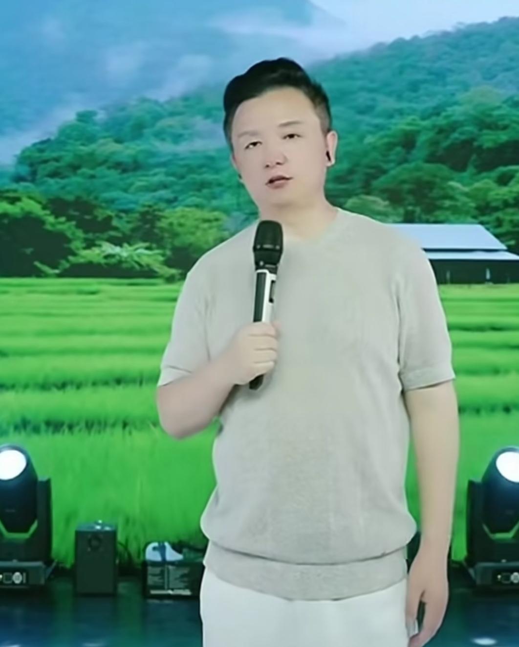 九哥表示8月的活动十分繁忙，日程都已排满。6号小虎牙会来扬州进行一场直播，之后前