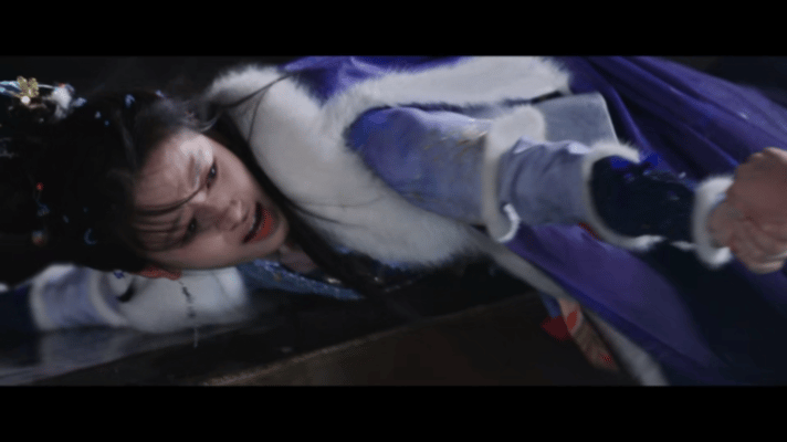 比起英雄救美更想看女性自救 百草园密室三分钟封神。秦莞松手坠崖时岳凝撕心裂肺的哭
