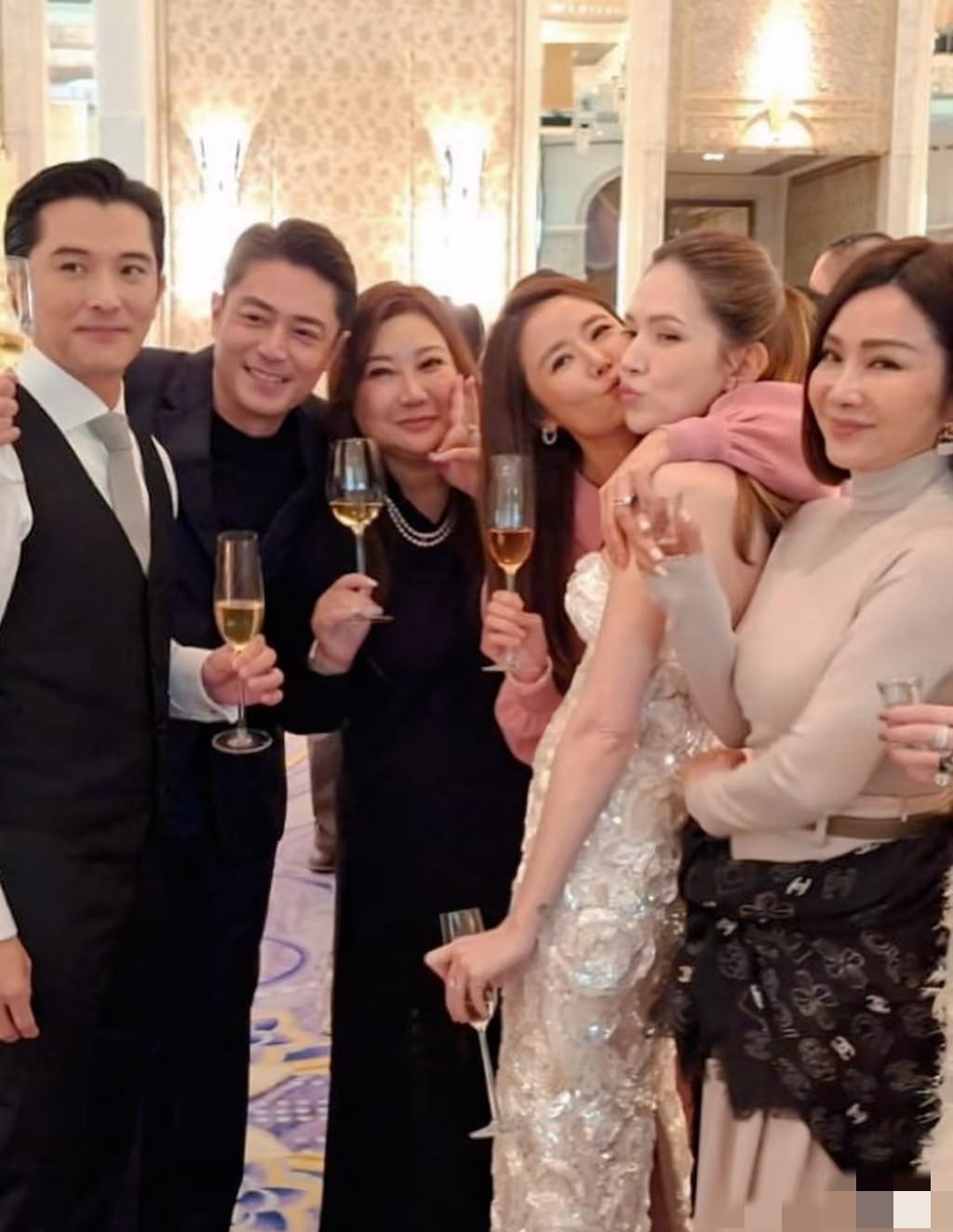 等了四年，邱泽和许玮甯这回终于把婚礼给补上了！
不仅直接抱着4个月大的儿子Ian