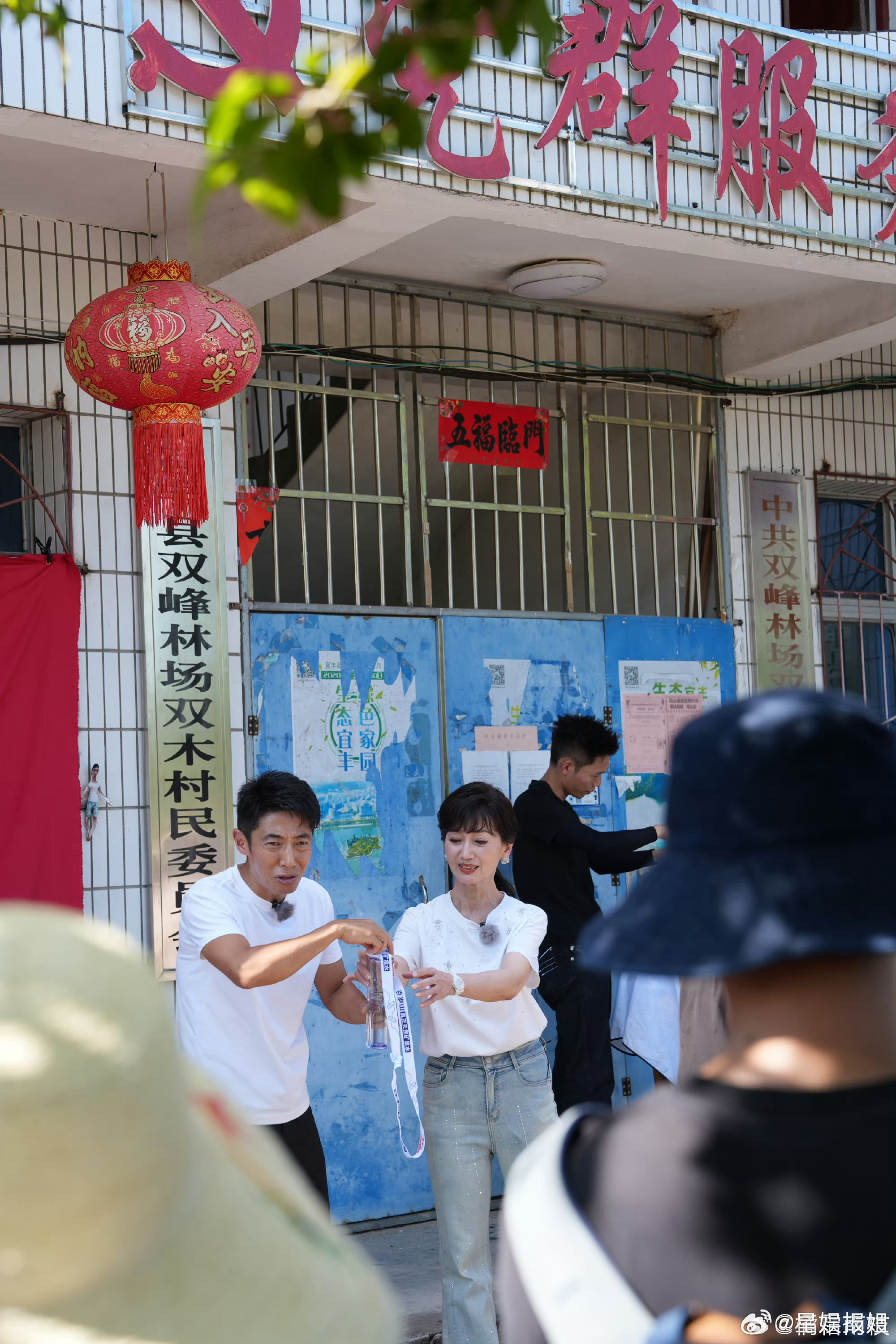 赵雅芝撒贝宁被7岁小孩打败了123岁混双迎战7岁单打，赛前像武侠片，赛后像喜剧片