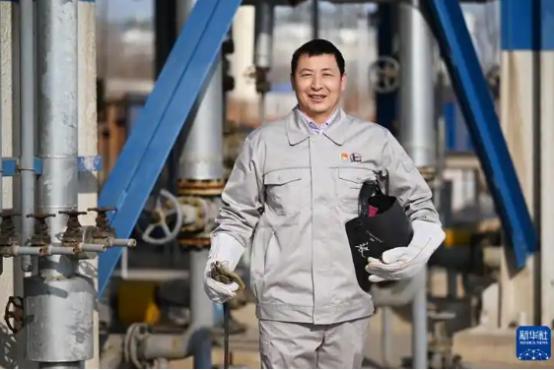 欧美把顶尖大脑请进实验室，中国把千万双手拉进产业链。回国的人未必是分数最高的，但