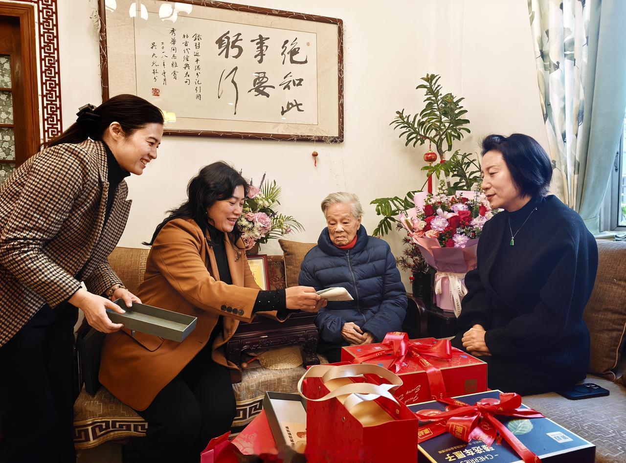 【广州市妇联慰问百岁抗战女兵，致敬烽火岁月中的巾帼英雄】
谭英同志的一生
是忠诚