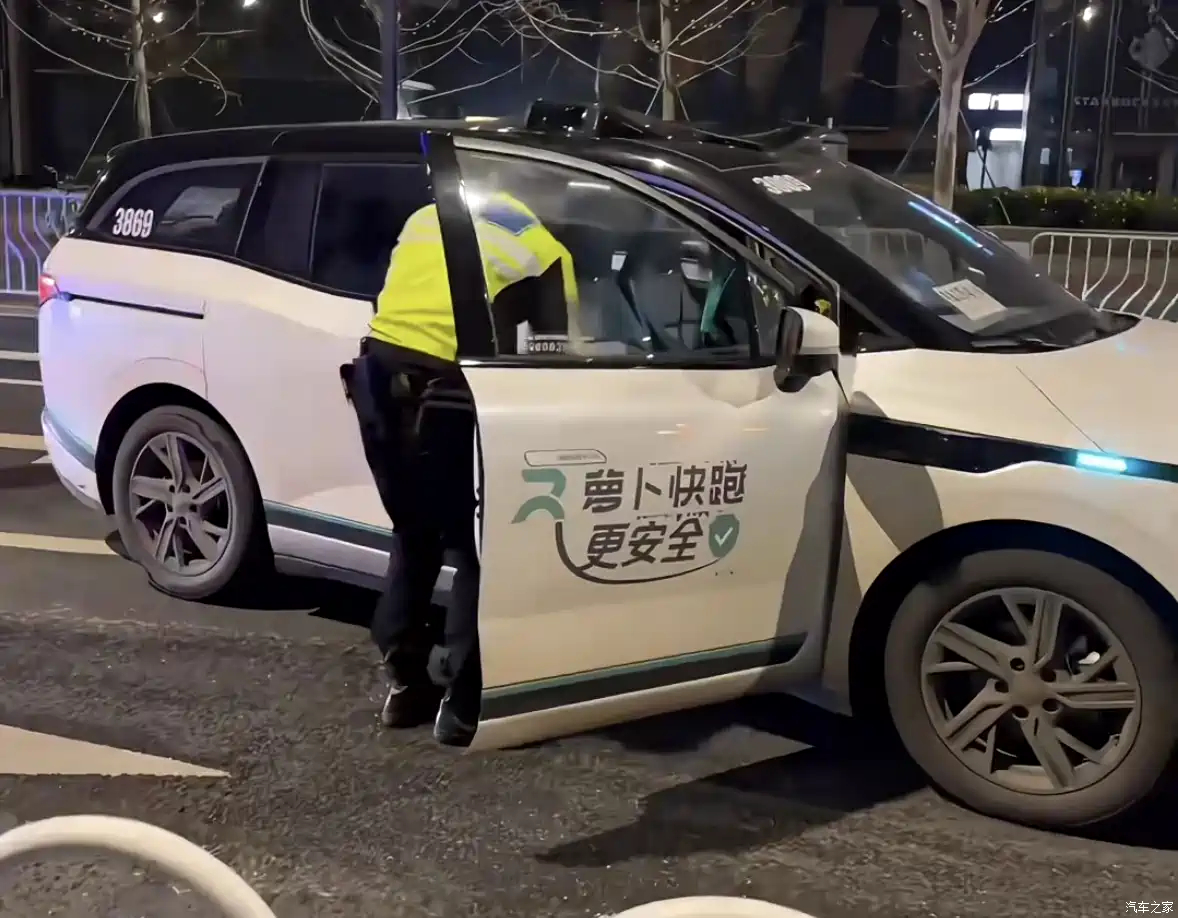 武汉多辆萝卜快跑出故障我作为哥谭市民，从没坐过萝卜快跑