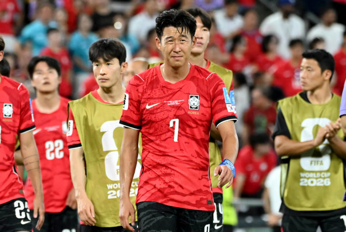 韩国媒体《体育朝鲜》发文唱衰韩国队世界杯小组出线！韩国遭三连暴击全文翻译如下：《