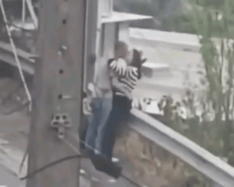 忘乎所以喽？
干柴烈火碰出火花的那一刻，脑子都是空白，那还管他时间地点在哪儿，情