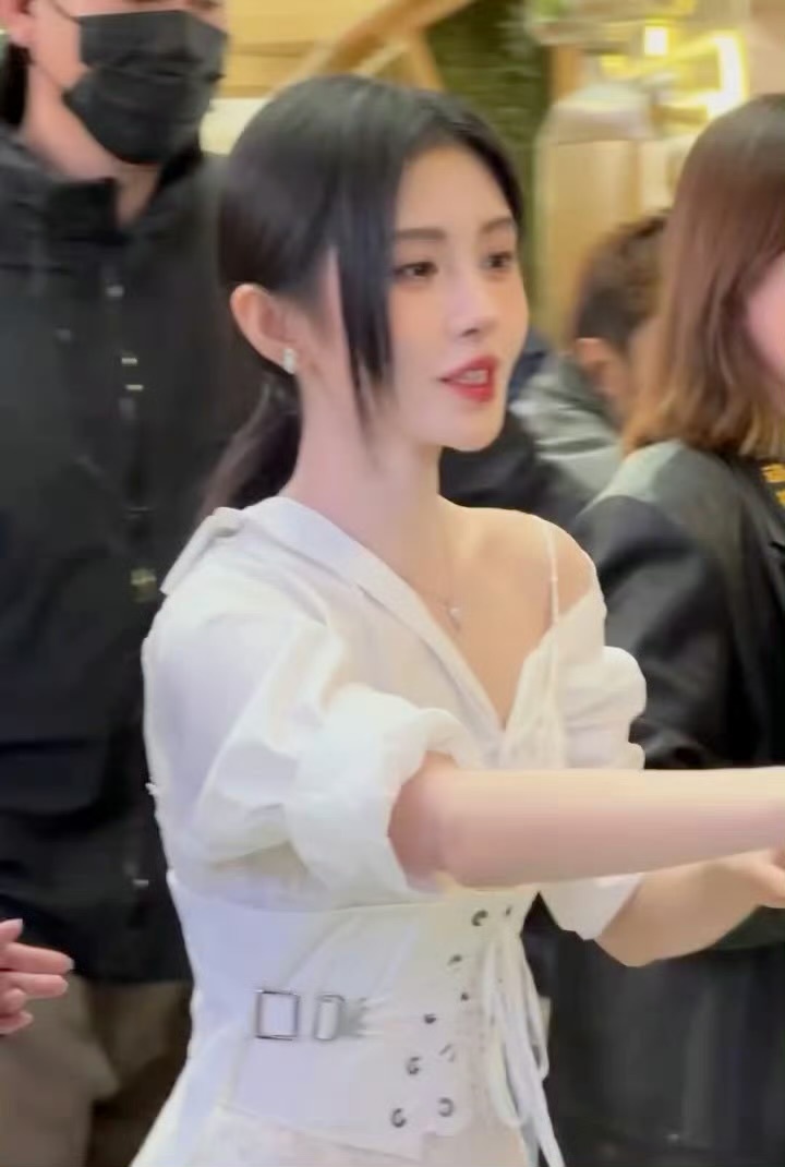 哎，这不是好久之前的吗？咋突然上热搜了小鞠还是美的哈鞠婧祎简直跟自带磨皮一样