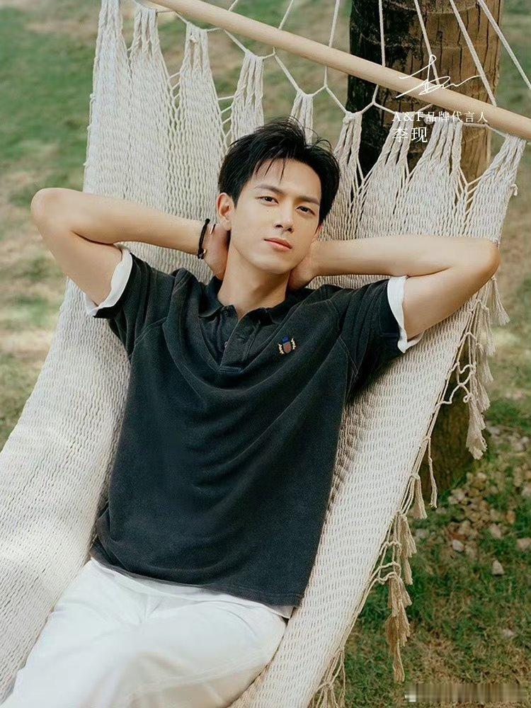 一身白西装帅气逼人，红底皮鞋点亮整体，李现霸总气场无人能挡李现白西装红底皮鞋李现