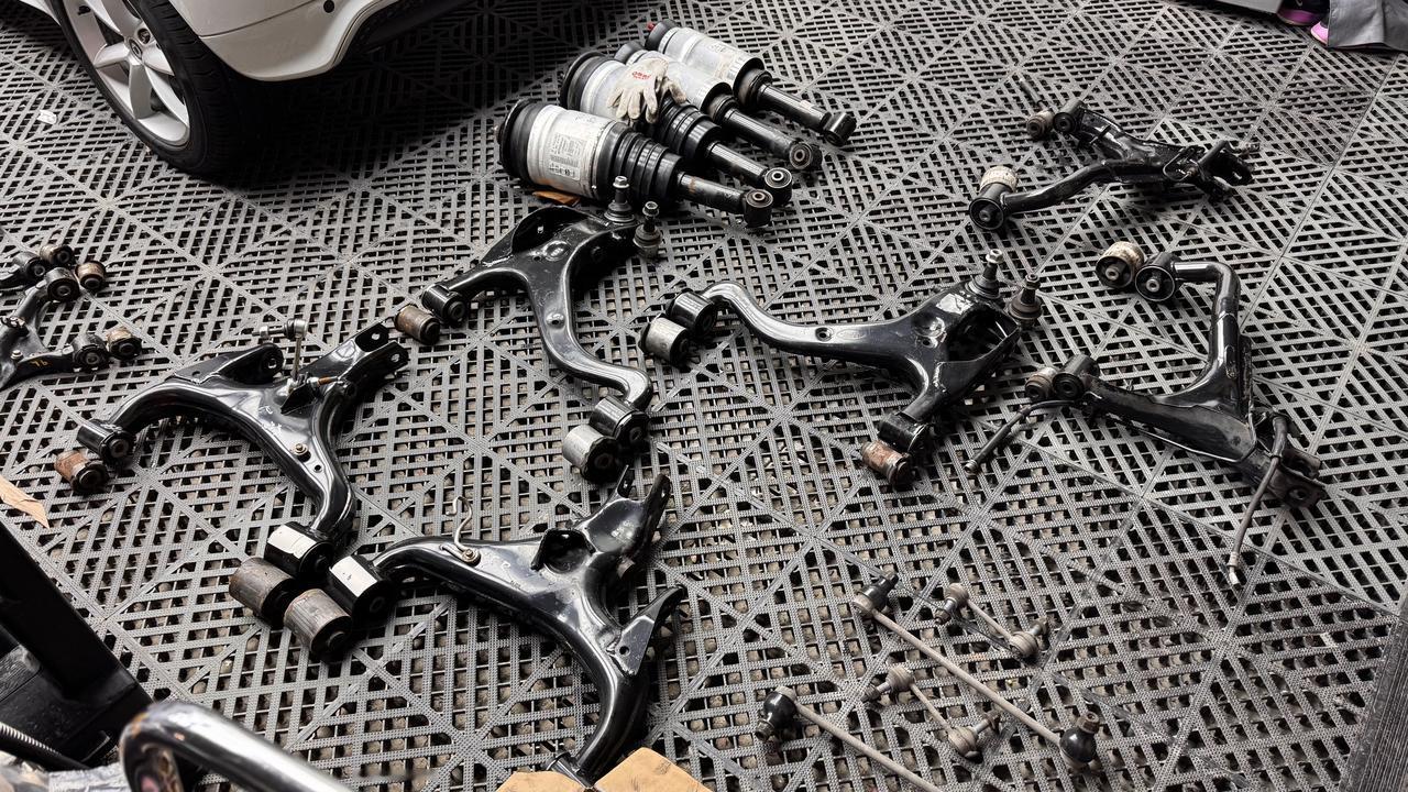 好久没开路虎了…
就是为了对准这些底盘配件
同步将油路和电器都梳理一遍
所以今日