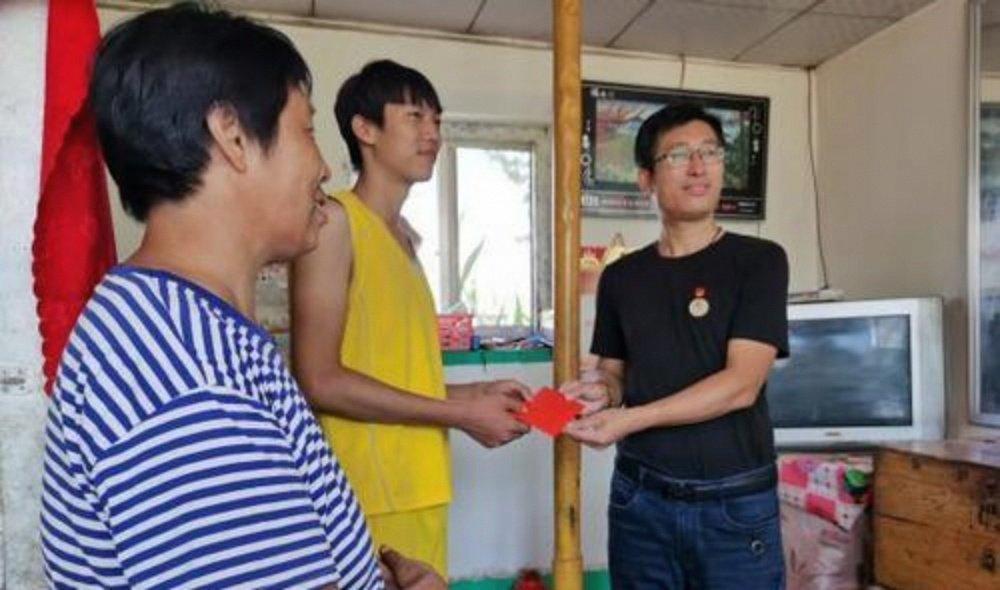 今年两个孙子都高考，我给市里孙子10000元红包，给农村孙子5000元红包，村里