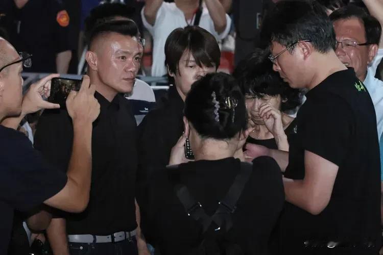柯文哲无保请回！陈佩琪忍不住哭了　支持者欢呼振臂

检廉侦办京华城弊案已收押京华