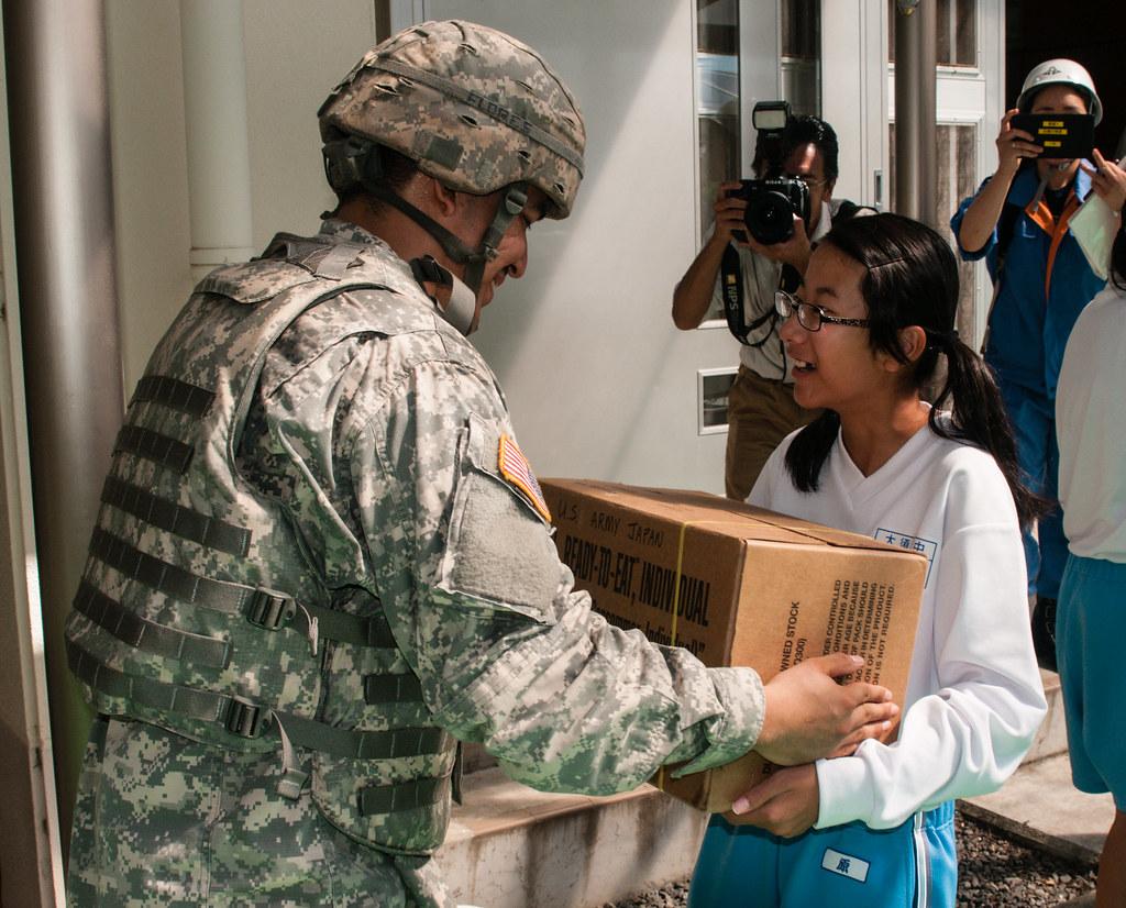 大年初一，东京，三名驻日美军士兵没在基地过年，溜进了两家餐厅的收银台。

他们不