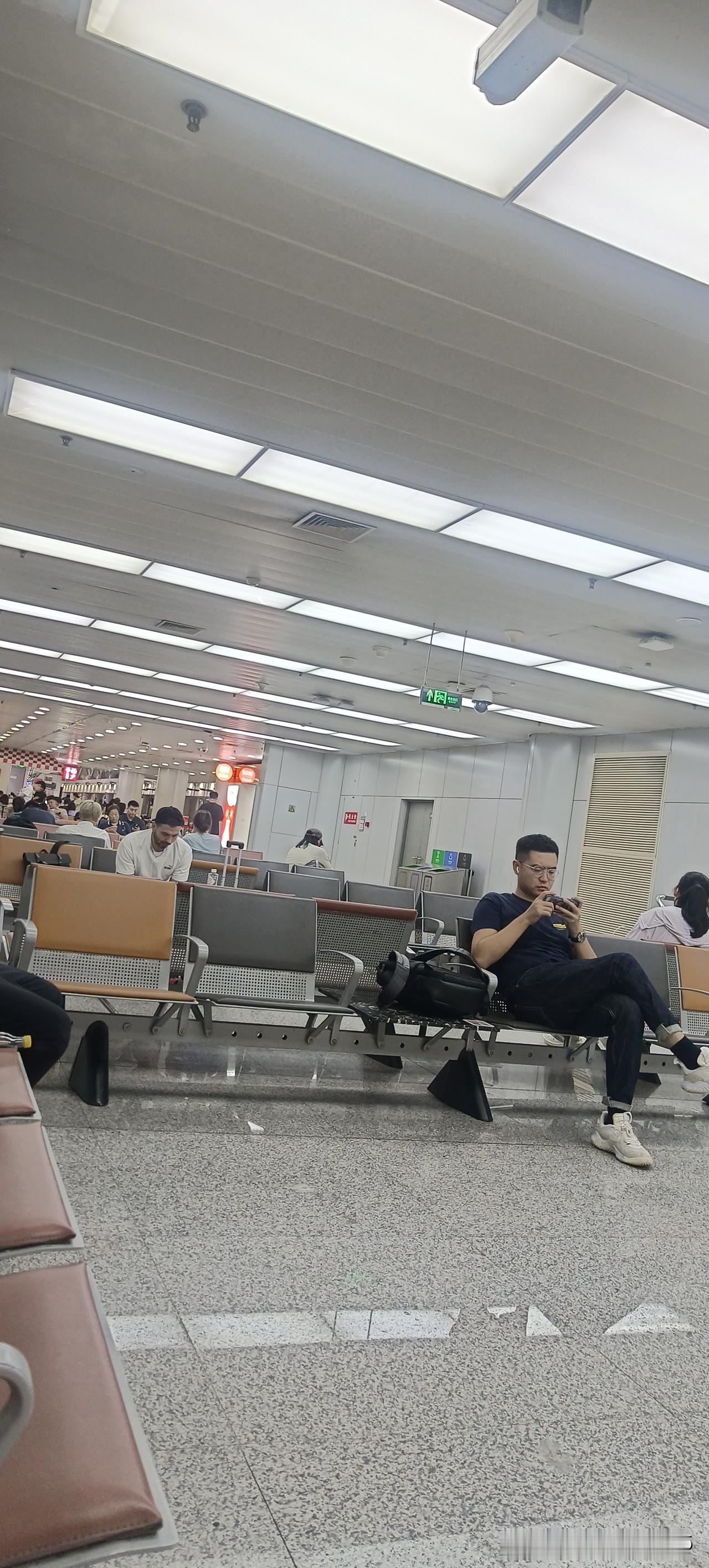 养的这是什么闺女？看见就头疼，听见心就烦。
非让我陪她去上海面试，说要陪我玩一玩
