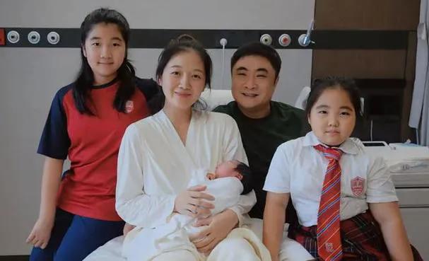 喜剧演员乔杉与妻子终于如愿，三胎得子啦！瞧，38岁的莫丹粉面含春地抱着儿子的样子