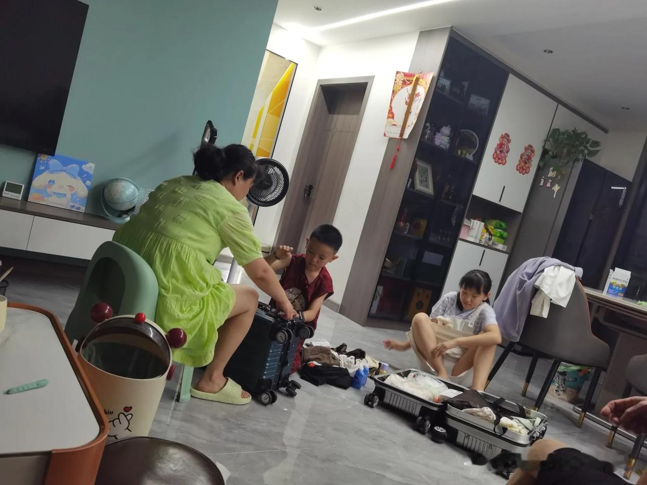 明天孙子孙女要反沪杭参加夏令营好活动。孙子孙女们都在整理行李箱！收纳两套衣服，牙