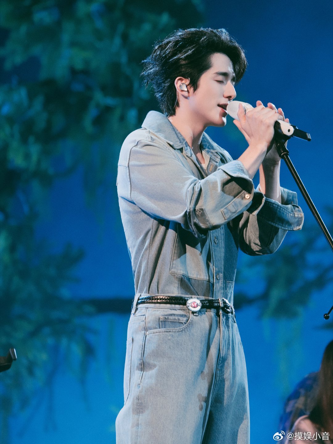 张新成演唱会喉舌分离唱法 被的演唱会现场实力狠狠折服！再次挑战高难度《波西米亚狂