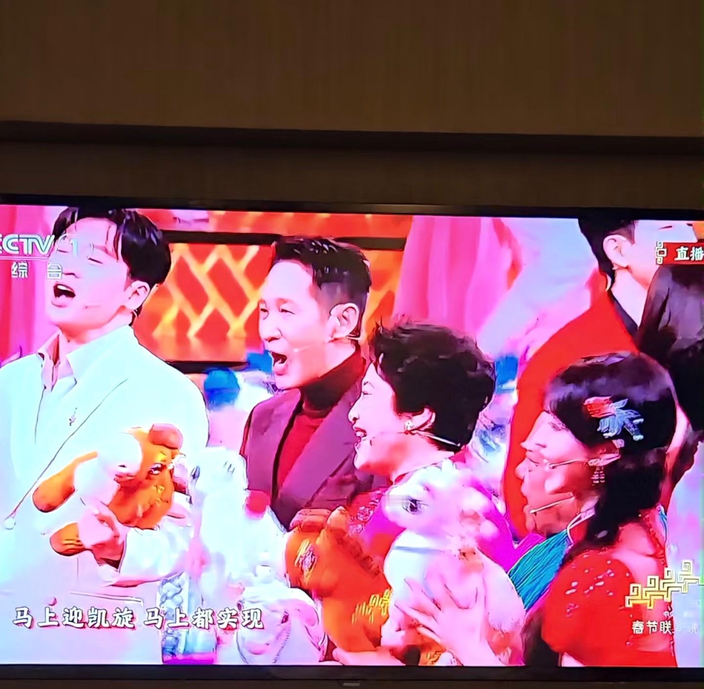 梁家辉唱跳 虐待老人谁懂没见过影帝这个样子这次春晚给了我们大惊喜 