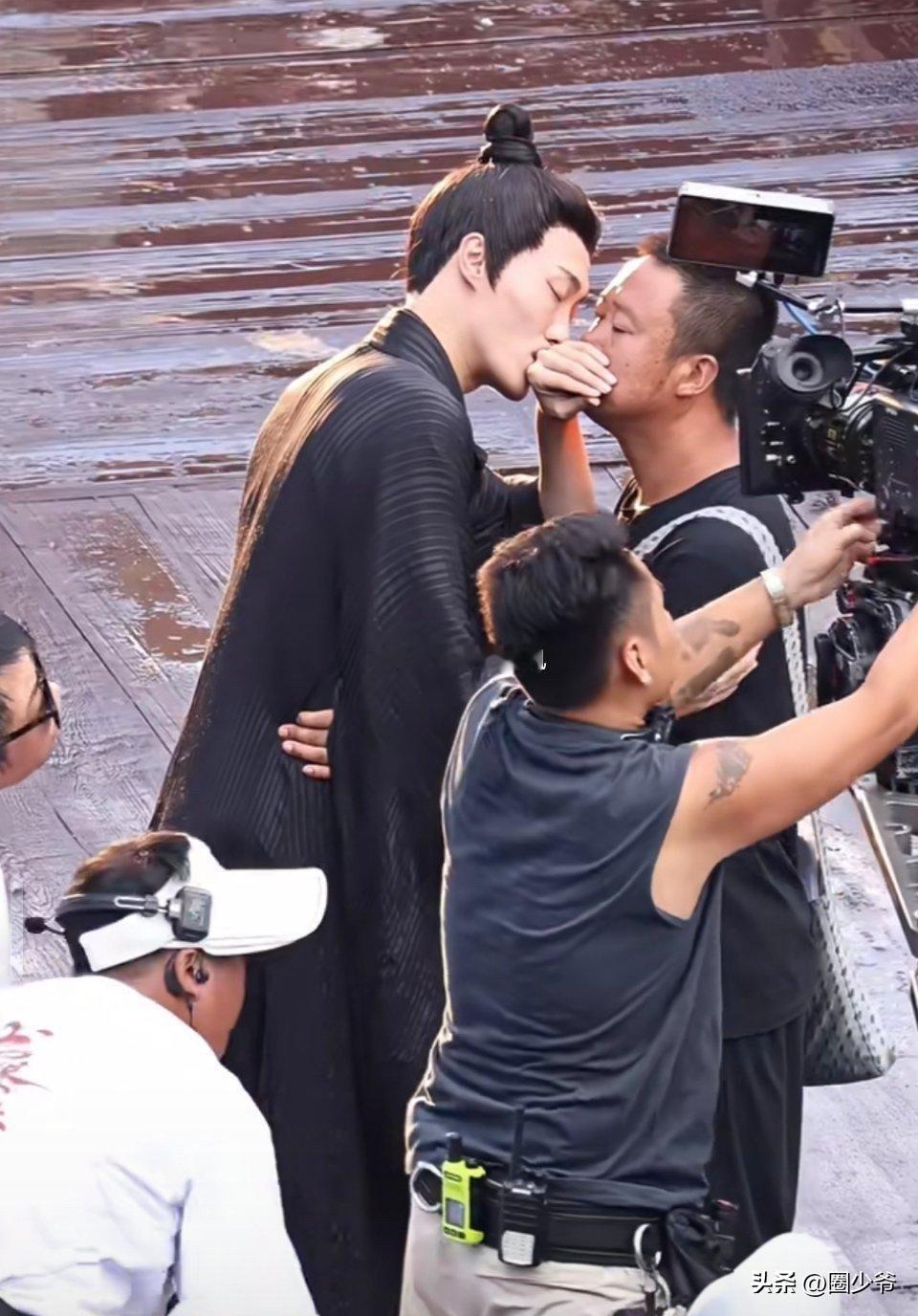 要不说娱乐圈人人那高薪呢，这男主角拍吻戏除了要跟女主反反复复多角度多机位拍摄，还