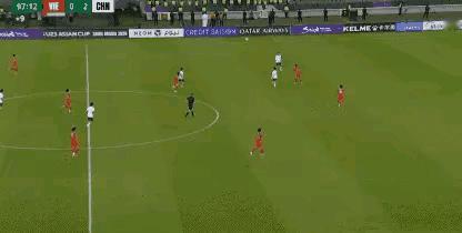 王钰栋凭啥不该脱衣庆祝？这张黄牌领的霸气！很多球迷说王钰栋进球不是绝杀只是锦上添