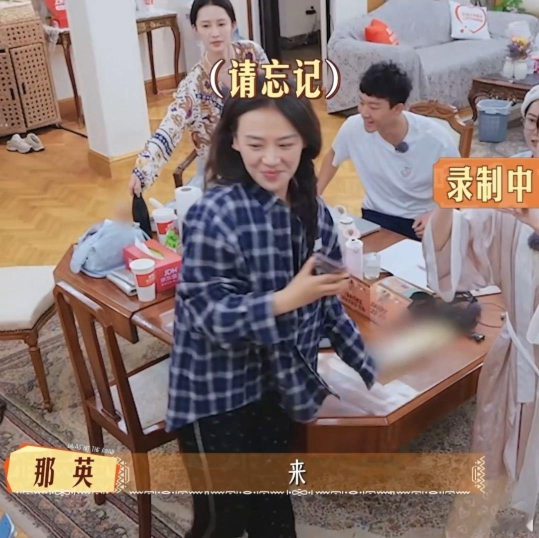 马思纯掀桌了 马思纯掀桌现场太逗啦！李沁秒按桌子，陈数吓出表情包，张晚意淡定笑，