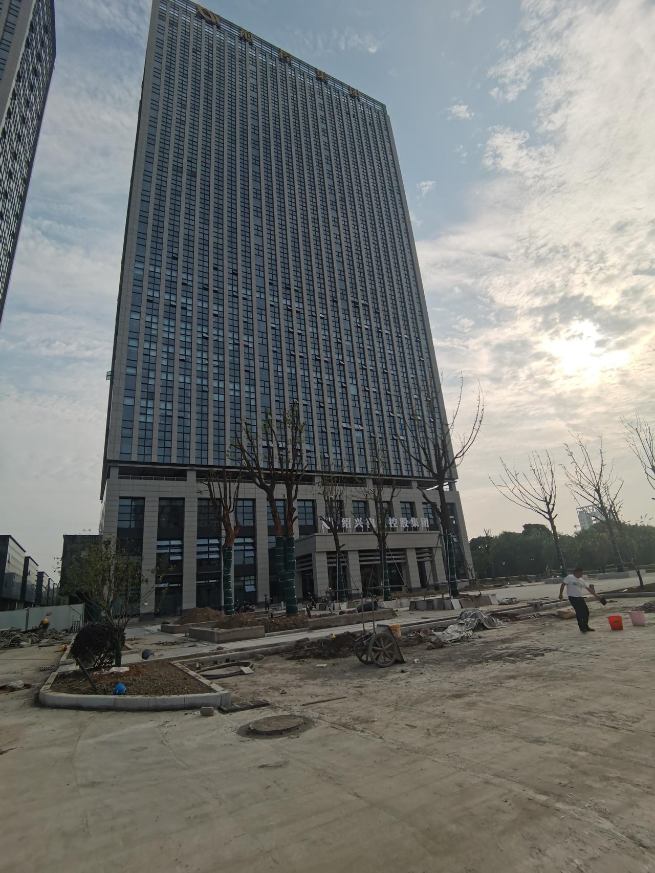 袍江安居城又有新动作，施工栏板全部拆除，准备对接。另一面在栽树。袍江控股集团