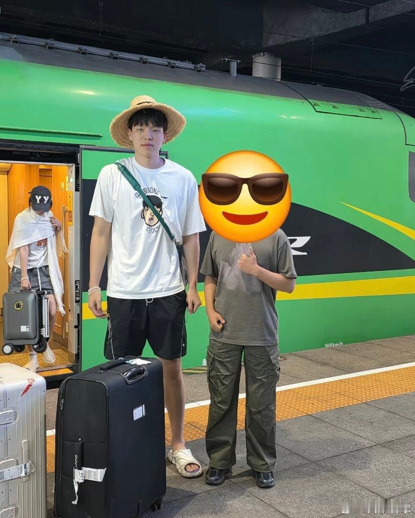 假期愉快[赢牛奶]！有球迷昨天在新疆偶遇到杨瀚森啦，在NBA季前训练营开启之前，