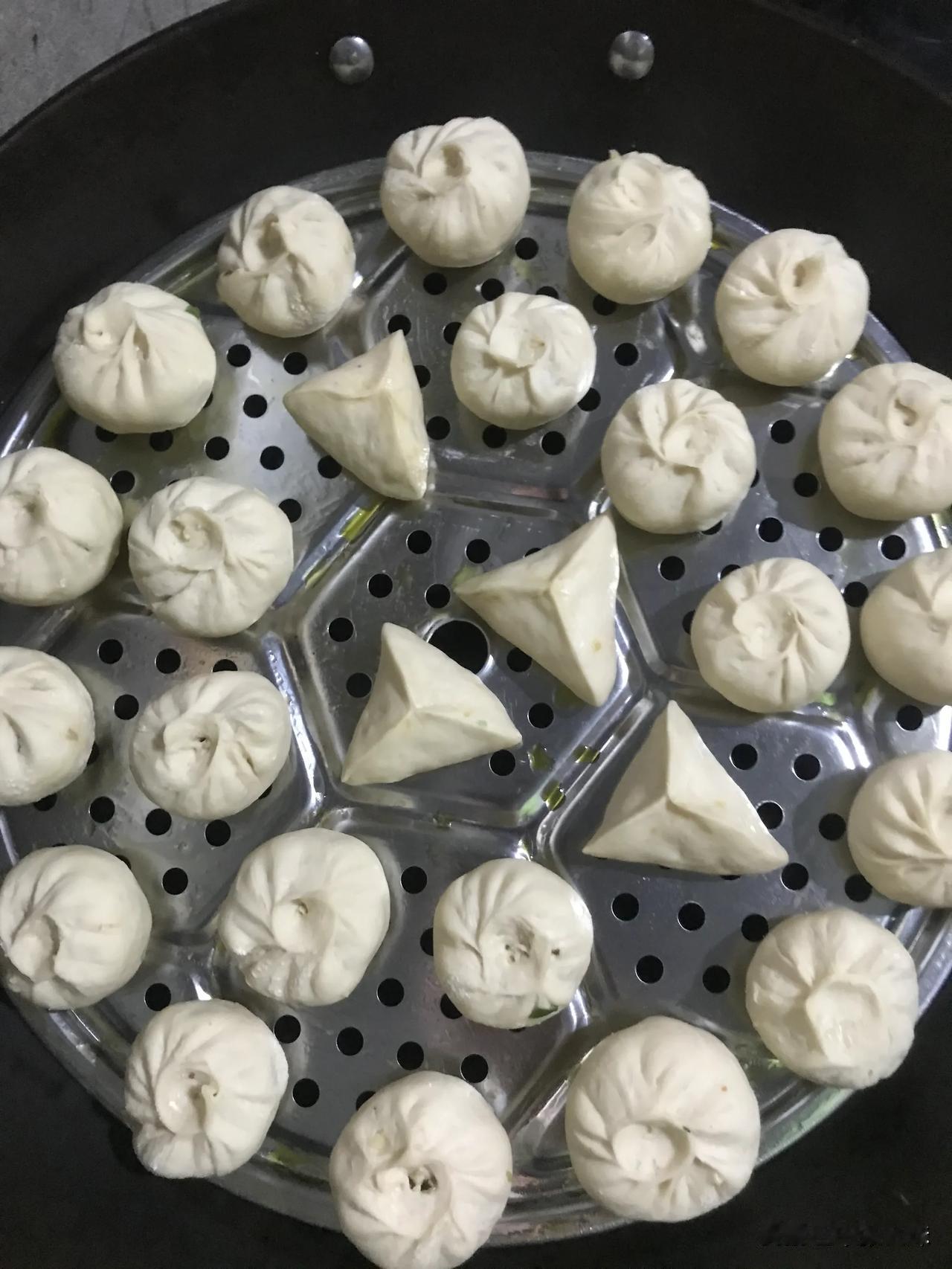 年轻人在农村生活
切记，一定要少听农村大妈大婶大娘们掰扯别人家小媳妇的八卦。
当