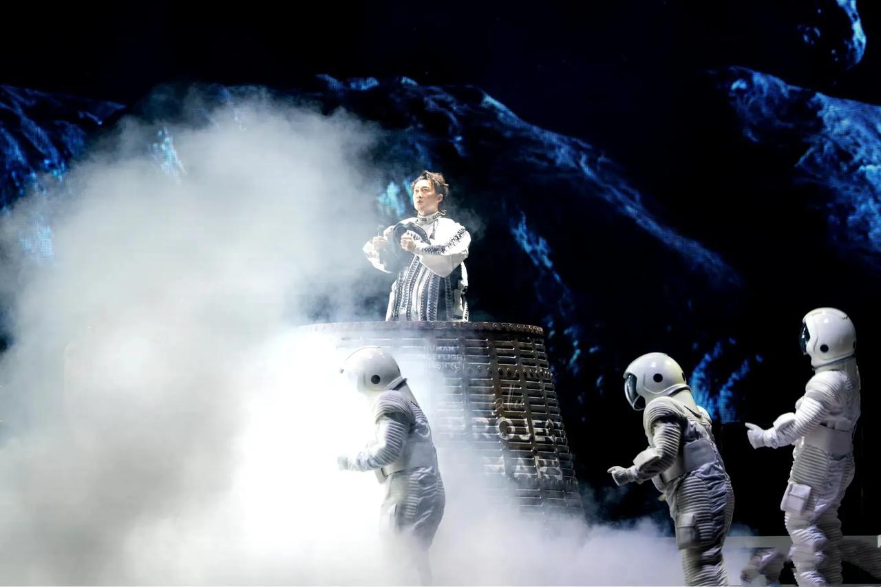 2025年5月3日，陈奕迅日本横滨K-Arena演唱会因MV画面引争议。某歌曲中