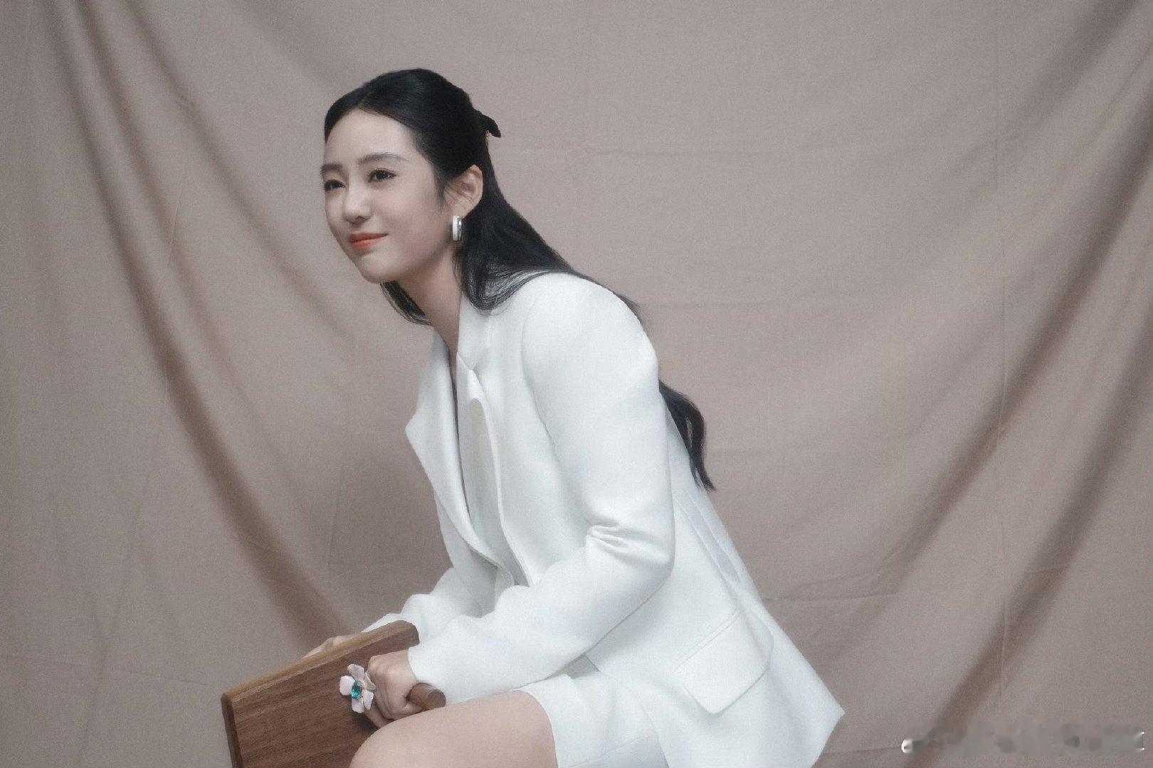 徐艺真曝剧组坐苹果箱被工作人员骂 苹果箱本是片场常用辅助工具，踩都能踩，演员身体