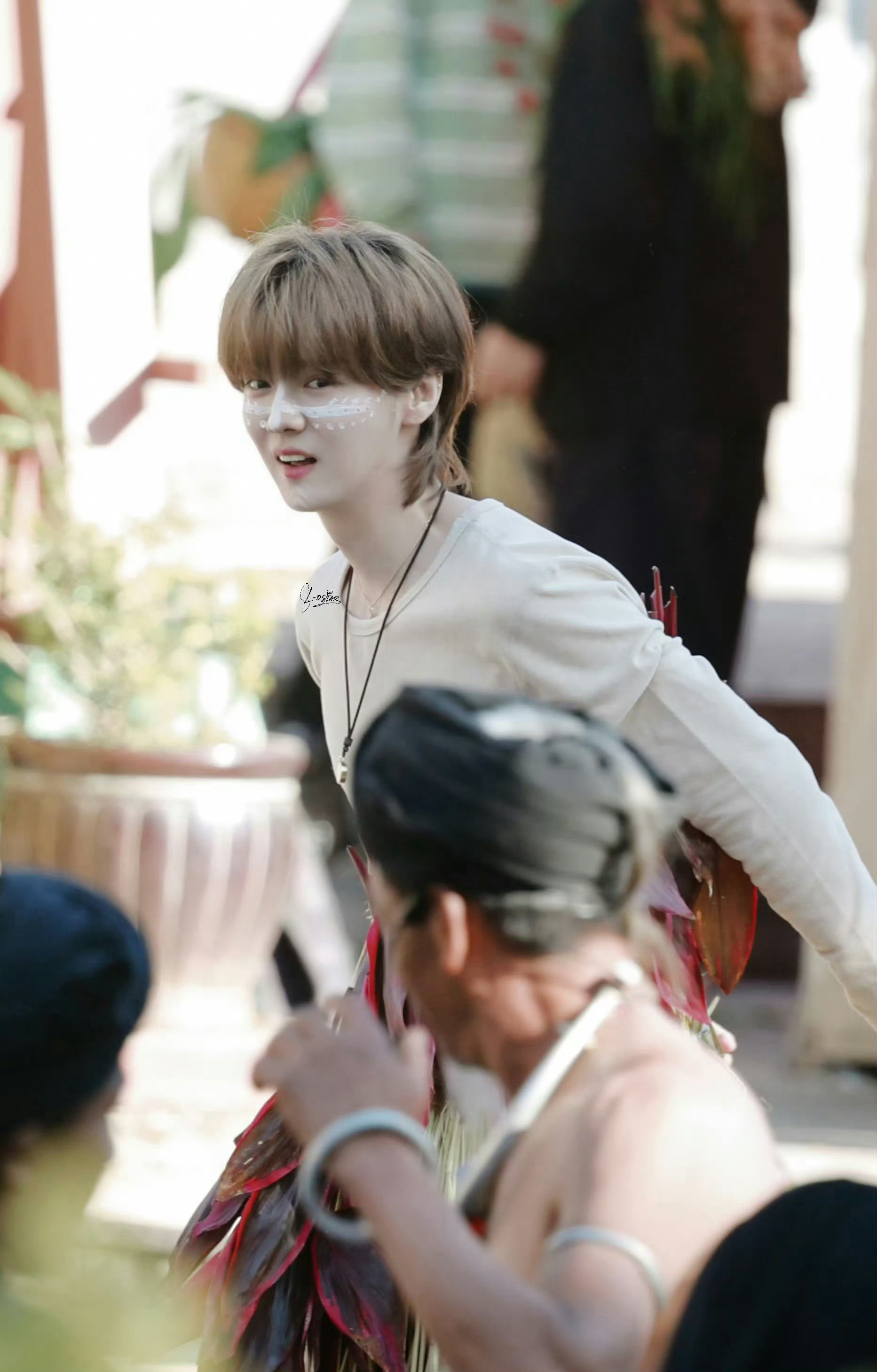 这么看鹿晗，陈小纭是不是有点像鹿晗？鹿晗五哈坐囚车路透