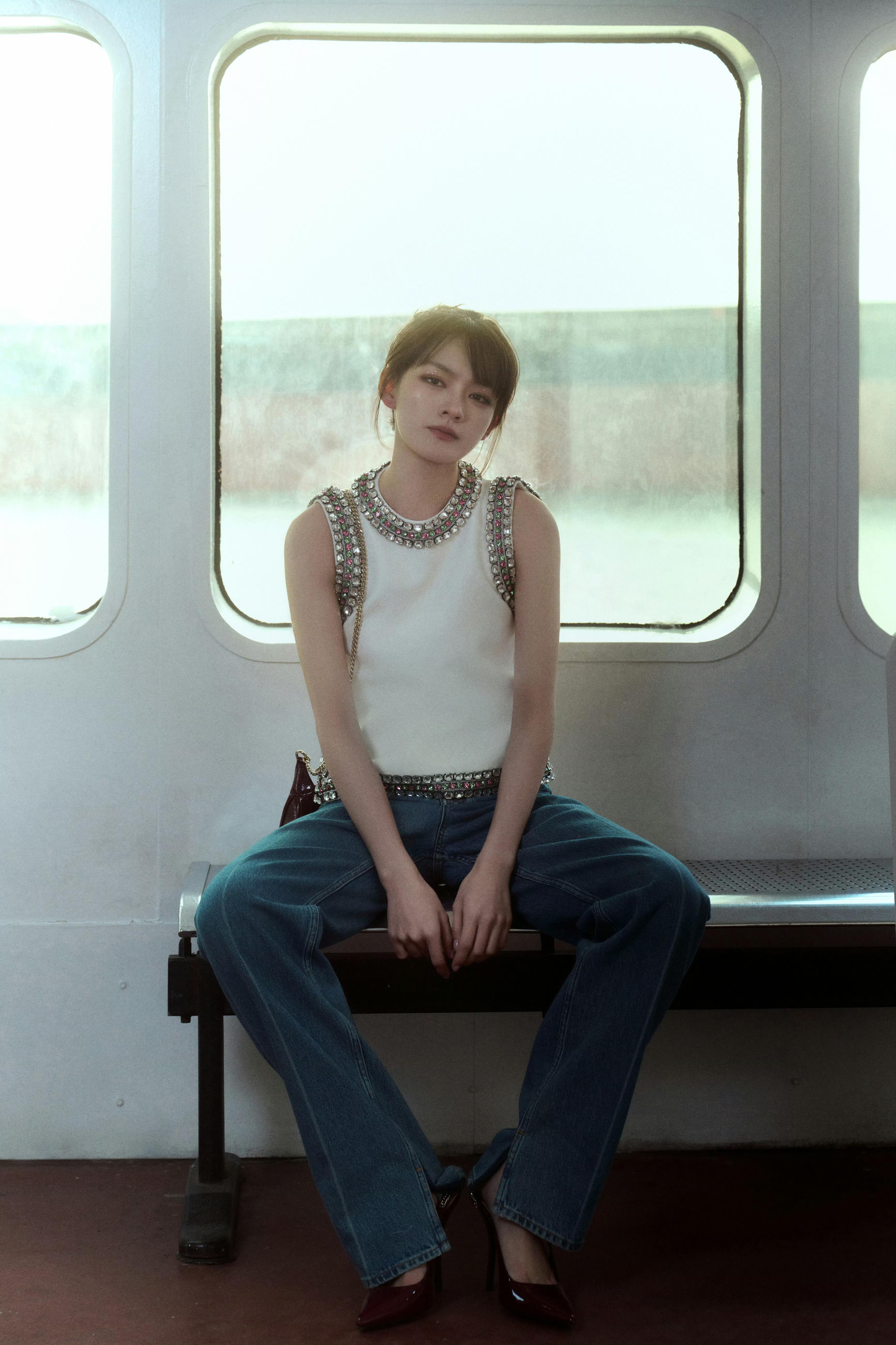 我许可女生岔开大腿坐着！文淇大马金刀坐姿