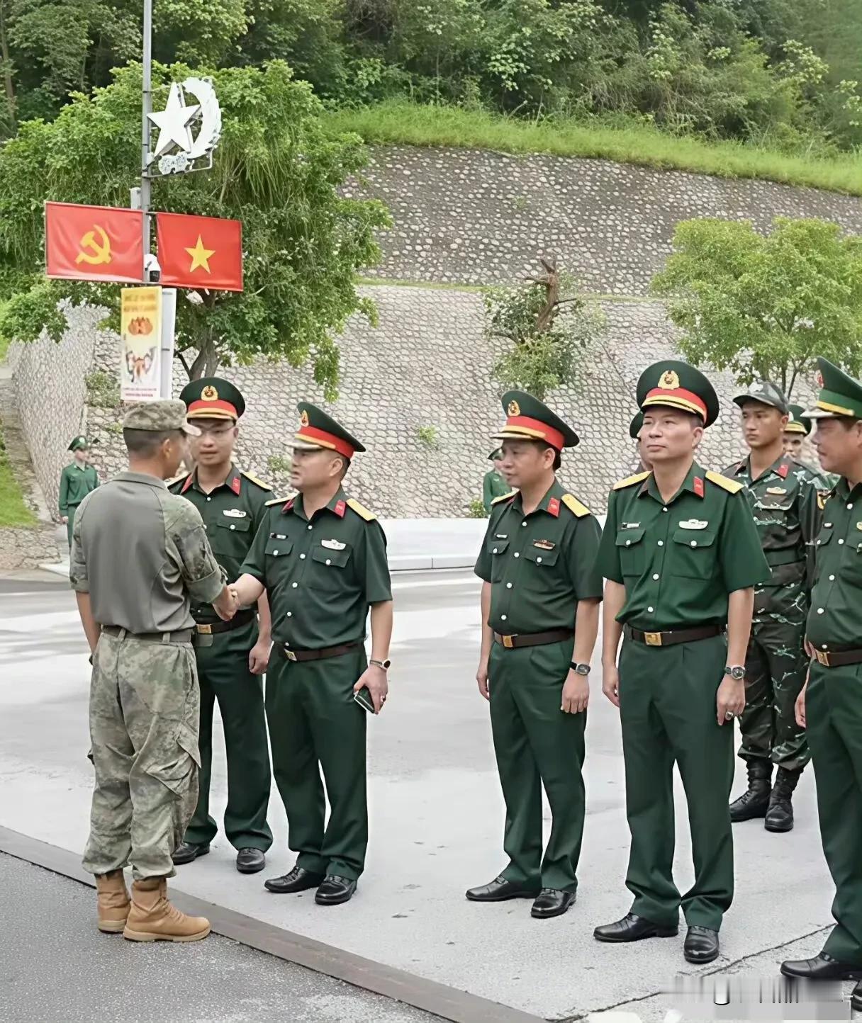 看到这张图片，终于明白越南军人为什么弄那么大一个帽子了。

越南媒体发布的照片显