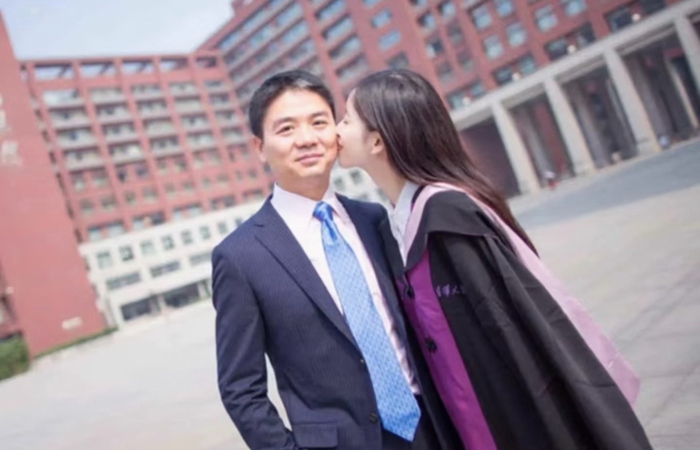 不煽情只涩情 好想和你拍奶茶妹同款毕业照 