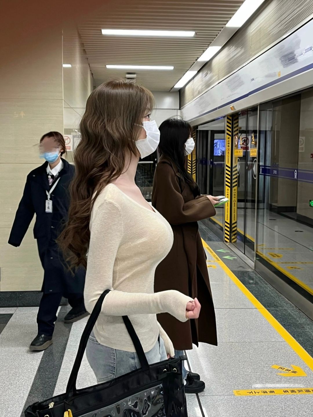 地铁上看到的...这身材有点夸张了吧