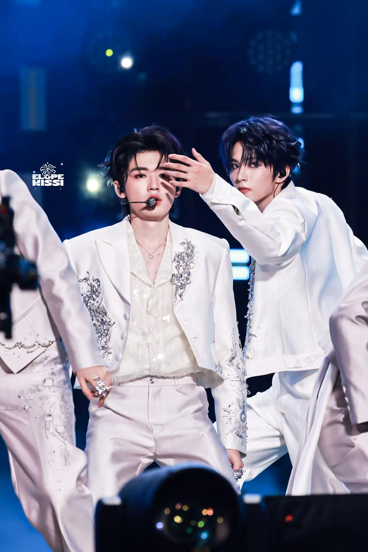 文轩 🐺🐟文轩世界第一初恋 “这电话是你想打就打想挂就挂的吗”烟花升停在星夜