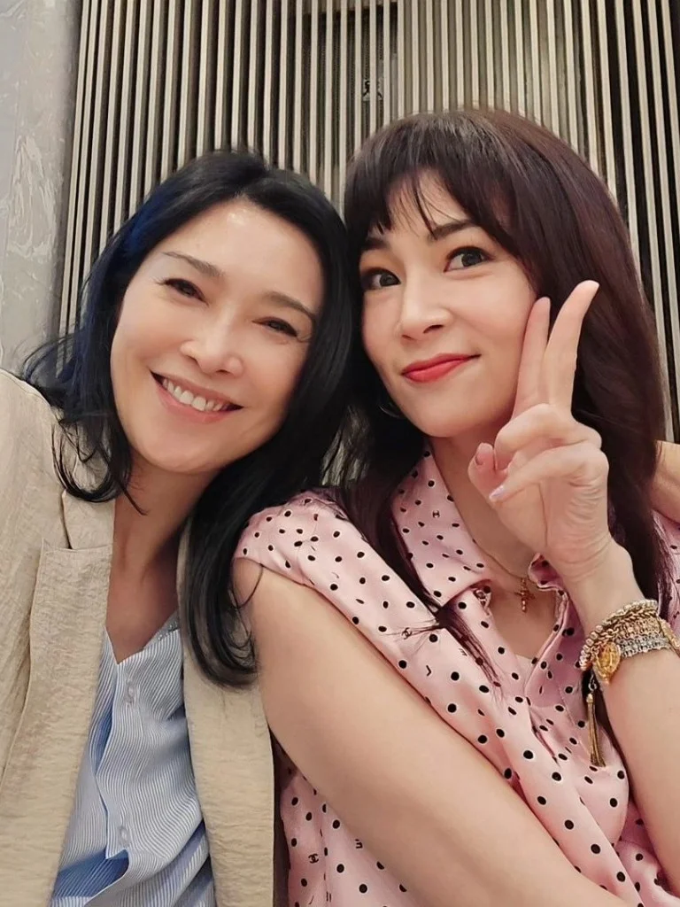 李克勤50岁老婆近照！冻龄脸蛋不愧三料港姐