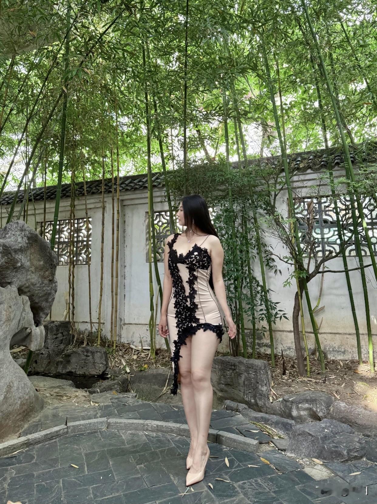 晒图笔记大赛红叶映秋影，美人坐石间。