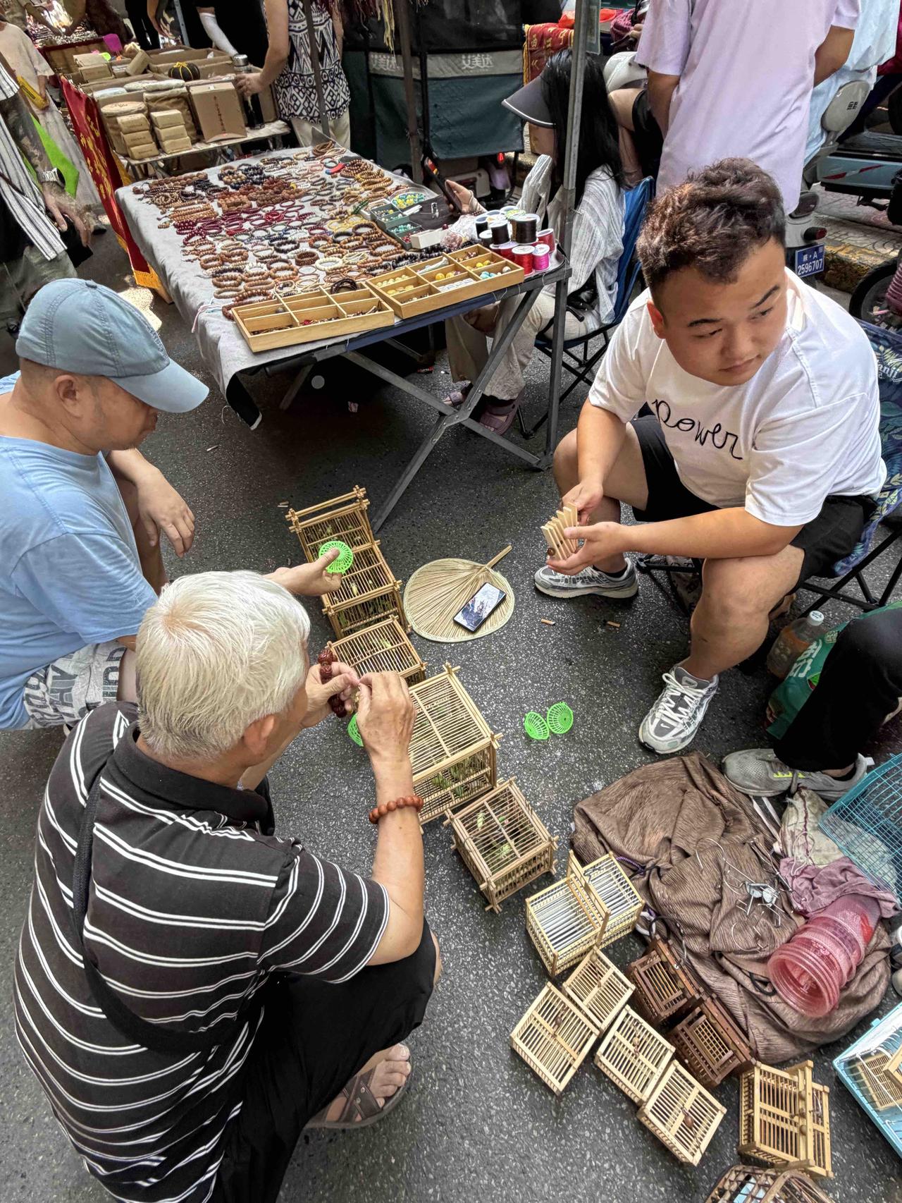 昨天上午，我逛西安档子，走到西仓西巷时，看到路中间围着人，就走了过去。
这是家售