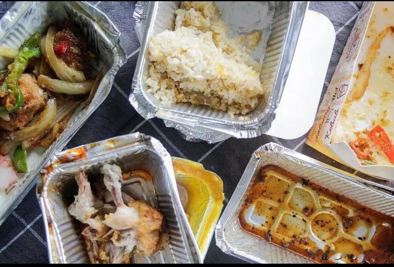 【外卖危机：你知道每天点外卖背后隐藏的健康杀手吗？】

最近一位朋友因为突发胸痛
