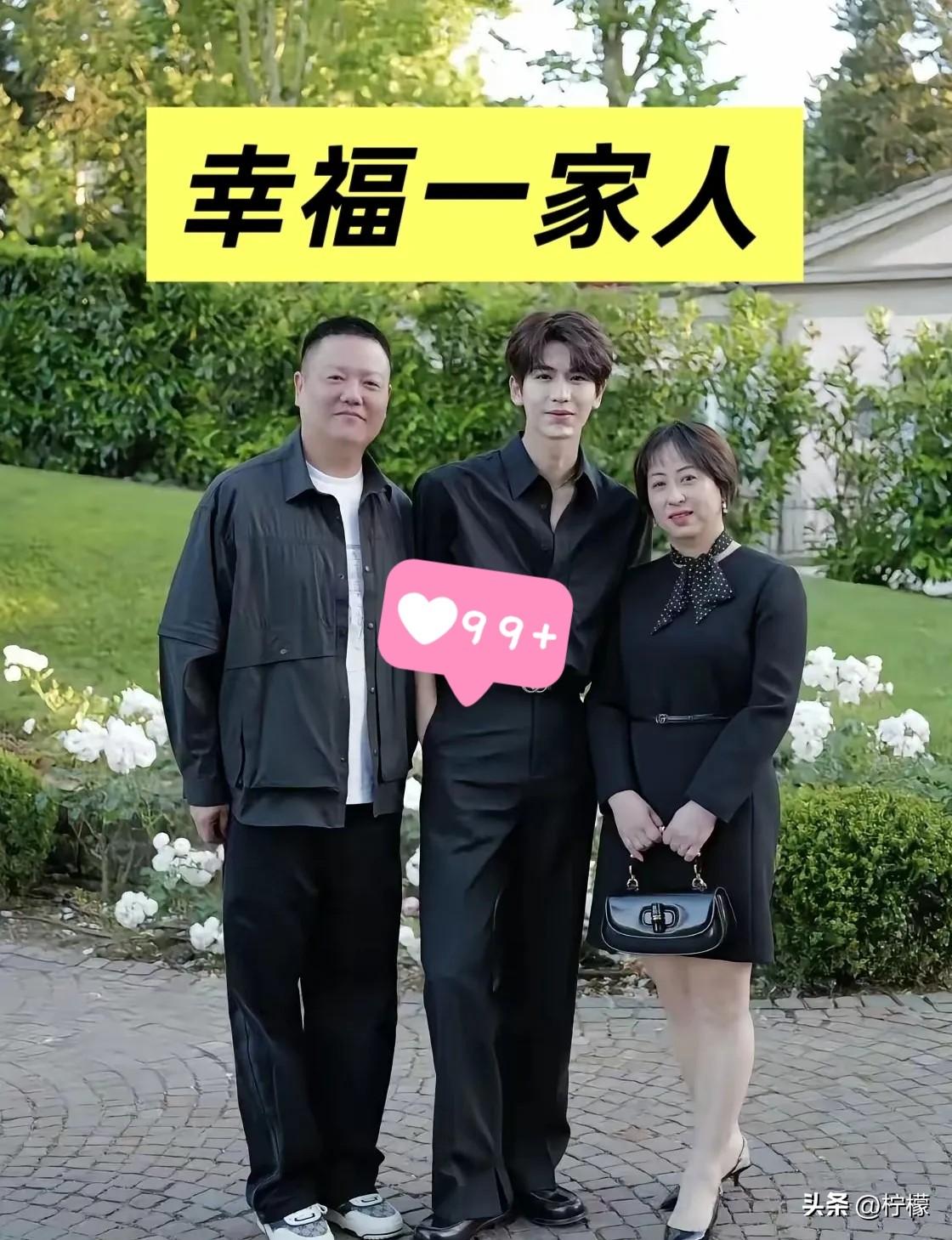 全网惊叹张凌赫神仙基因！妈妈晒全家福出圈，真正的高颜值遗传从不含糊
 
娱乐圈从