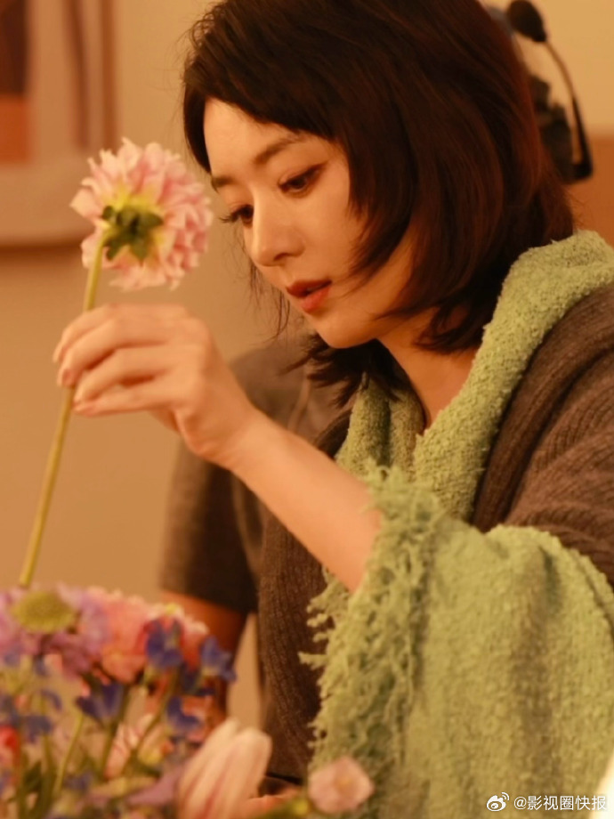 赵丽颖工作室周一你好 告别慵懒，迎接明媚，赵丽颖最新写真释出，眼神干净有光，气质