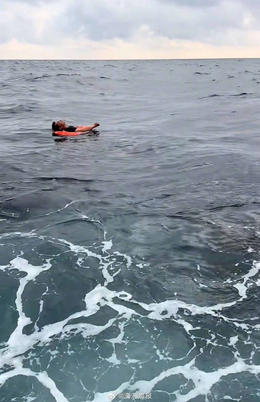 【广东#男子上厕所被浪掀海里漂流一小时#，#男子海上漂流一小时被钓友救起#】4月