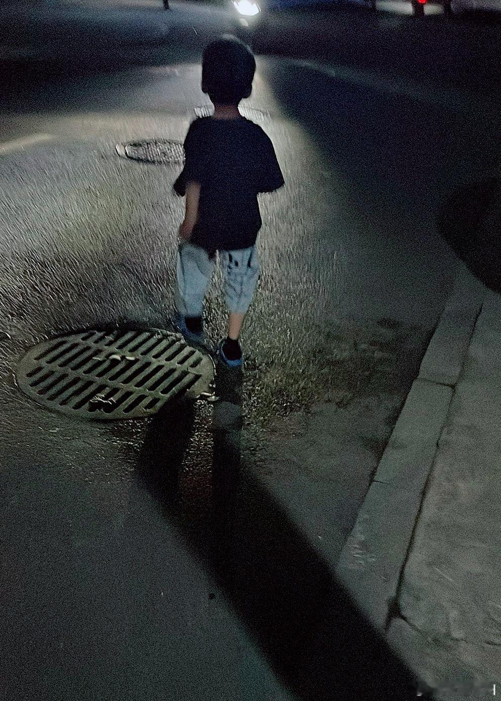 带表妹家的孩子，一会要去麦东西，一会又说不去了[允悲][允悲] ​​​