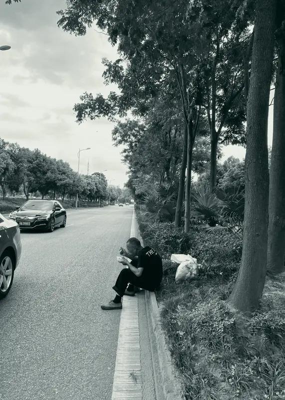 人活着本身便是一场无比珍贵的奇迹。试想，在广袤无垠的宇宙中，我们能拥有独属于自己