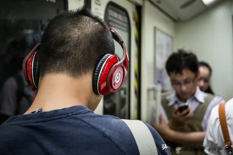 现在问我能不能一天坚持不看不用手机，我只能说太难了！现代社会，手机就像身体的一部