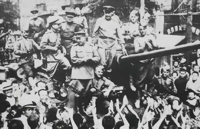 1945年秋，日本空军大队300多人被八路军俘虏，一个少佐大胆指着伍修权腰间：“