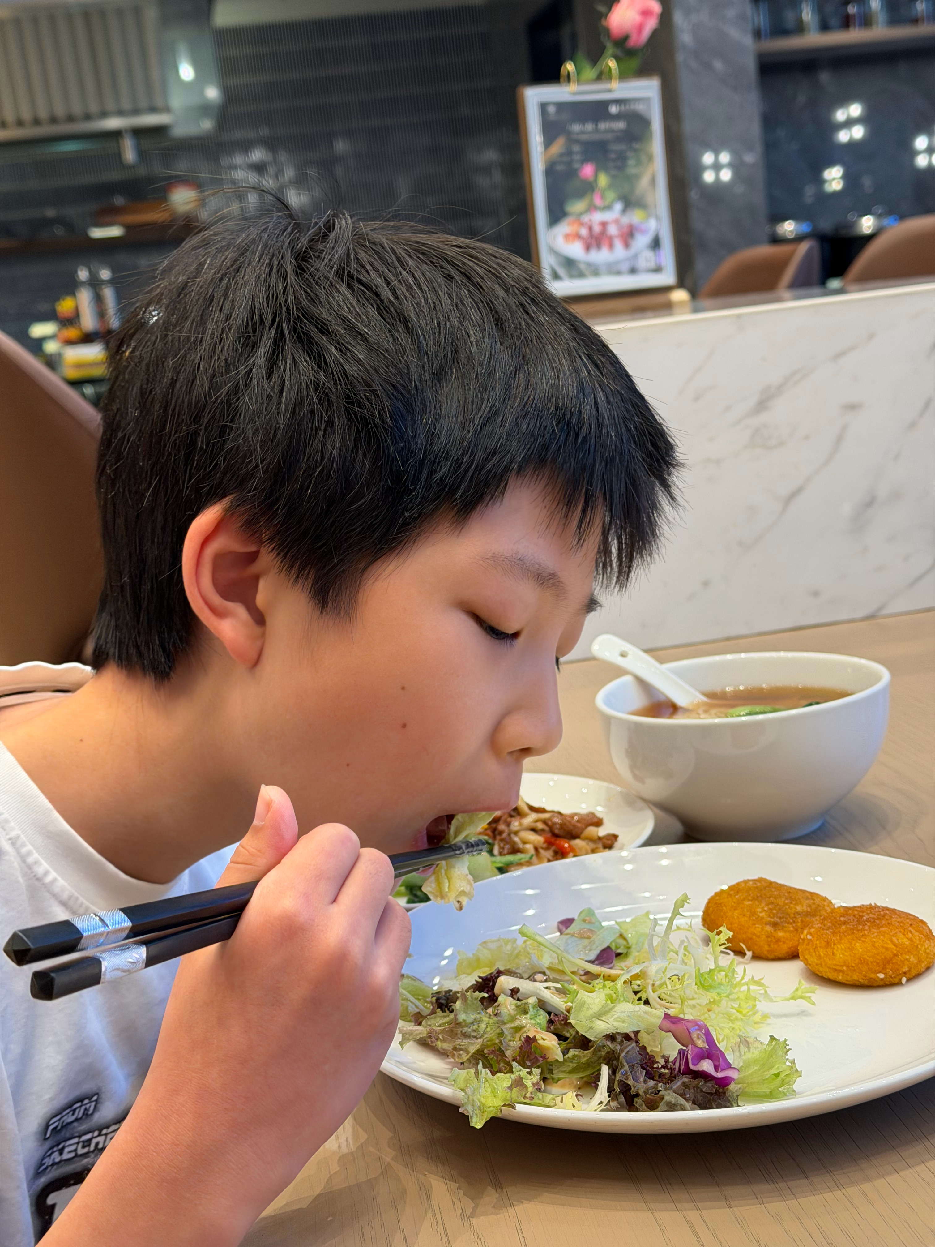 吃完早饭回家，这个暑假再也不想出来了，剩下十几天就好好呆在家。 