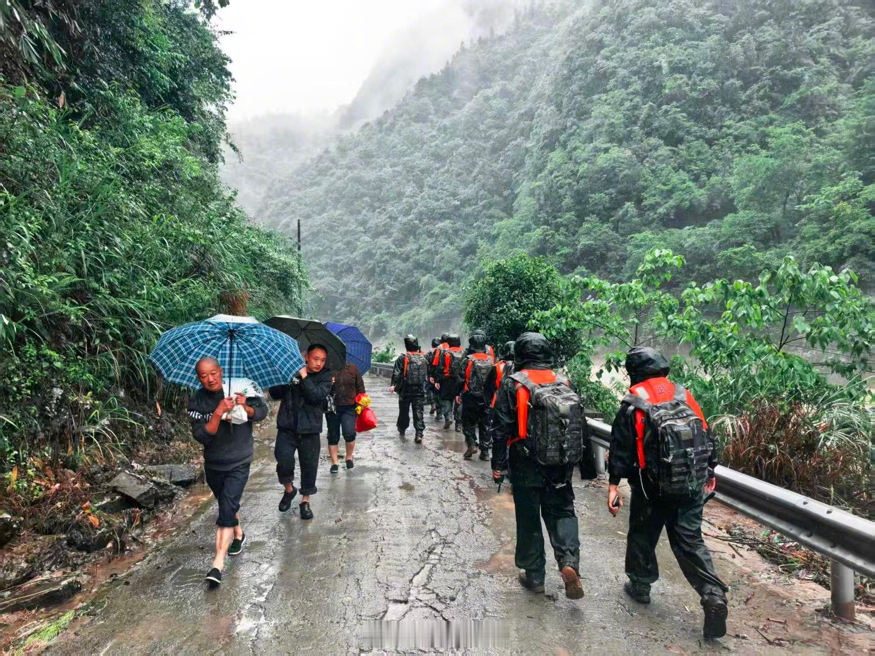 武警战士紧急驰援湖北【有种安心叫人民子弟兵来了辛苦了！注意安全！】5月17日至1