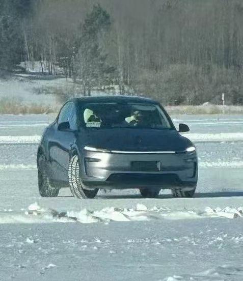 2025 款特斯拉 Model Y 无伪装谍照流出：前后采用贯穿式灯组今日网上流